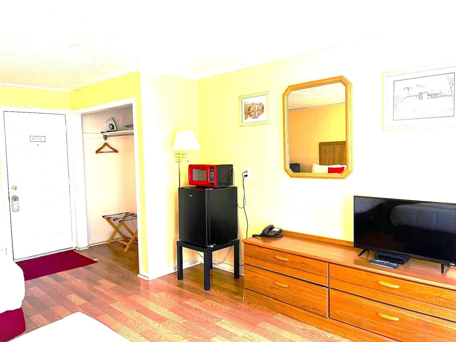 Buena Vista Inn Motel Delhi Extérieur photo